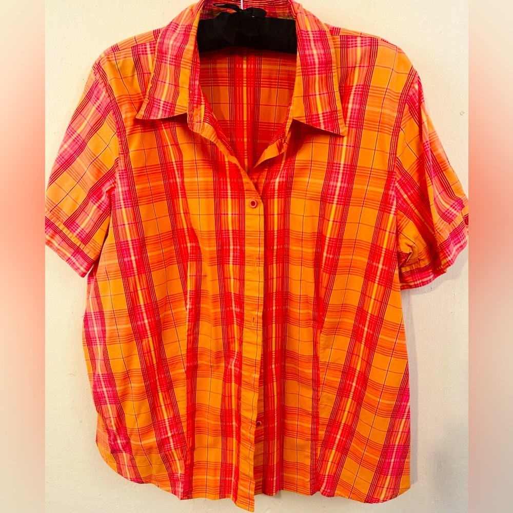 Avenue button down with button sleeves. Size 22/24